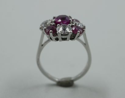 null 18k white gold Marguerite ring set with a beautiful central ruby of 1.53ct,...
