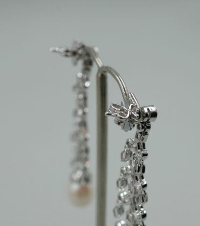 null Pair of 18k white gold earrings with diamond-paved lambrequins holding small...