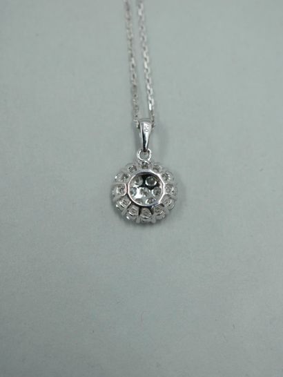 null Flower pendant in 18K white gold set with nineteen brilliant-cut diamonds -...
