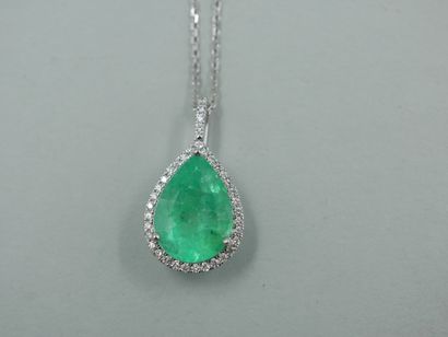 null 18k white gold pear-shaped pendant set with a pear-shaped emerald, probably...