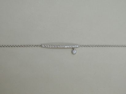 null Bracelet chaîne en or blanc 18k serti d'une barre pavée de diamants et retenant...