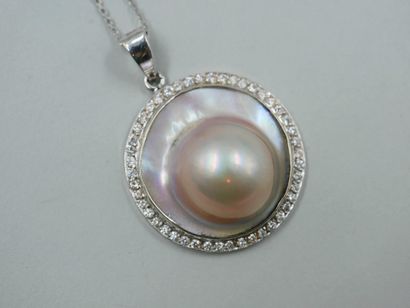 null Circular pendant in 18k white gold adorned with a cultured pearl in a mother-of-pearl...