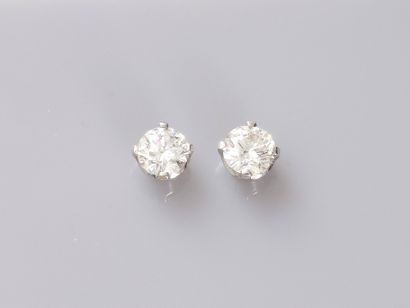 null Clous d'oreilles en or blanc 18k ornés chacun d'un diamant taille ancienne de...