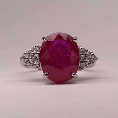 null Ring in 18k white gold set with a large oval ruby of 6cts approximately, with...