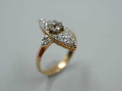 null Yellow gold ring with a marquise cut diamond of about 1ct. 

PB : 3,30gr. TDD...