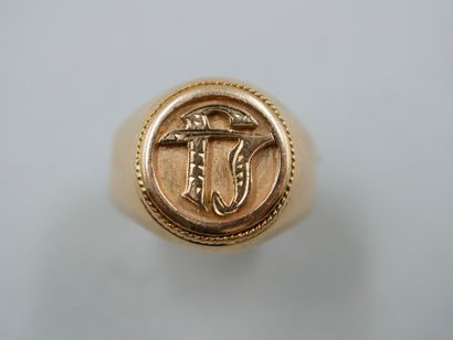 null Ring in 18k yellow gold with initials. 

TDD : 53. PB : 6,3gr.