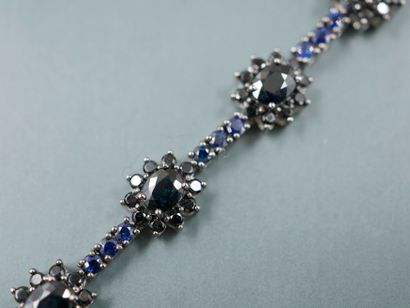 null Line bracelet in 18k white gold set with sapphires and decorated with five patterns...