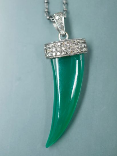 null 
Long necklace made of a silver and 18k white gold pendant holding a chrysoprase...