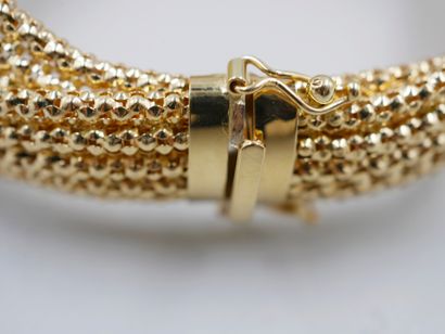 null Bracelet in 18k yellow gold with braided mesh forming a scroll. 

Weight : 37...