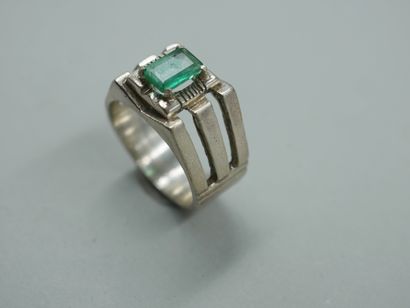 null Important modernist silver ring surmounted by an emerald cut of 0,9cts approximately....