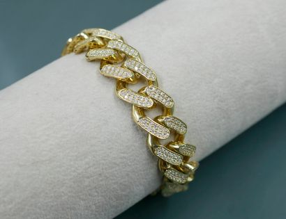 null Bracelet gourmette en or jaune 18k, les mailles pavées de diamants pour 5cts...