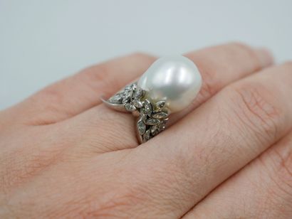 null Platinum ring surmounted by a large baroque pearl supported by a setting of...