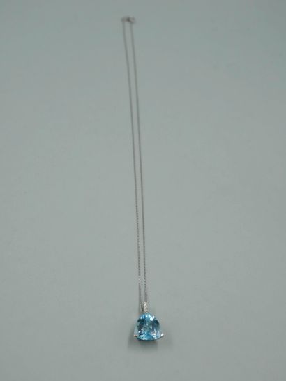 null Pendant in 18K white gold set with a Swiss Blue topaz troïdia weighing 7.50cts,...