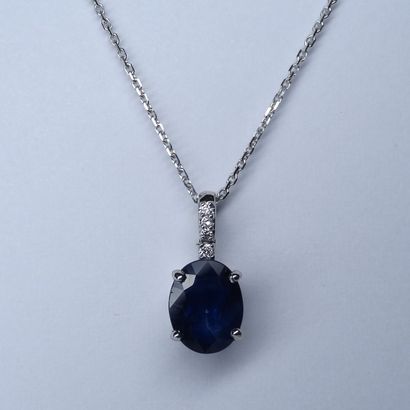 null Oval pendant in 18k white gold topped by a 2cts sapphire and four diamonds on...