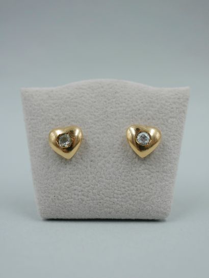 null Pair of earrings in 18k yellow gold featuring a heart, the center adorned with...