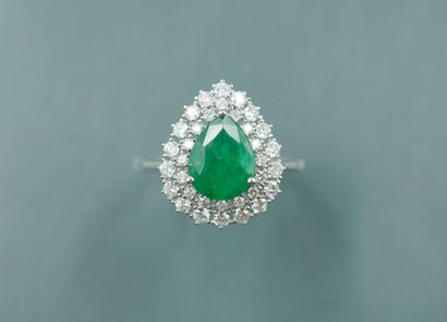 null 18k white gold ring set with a pear-shaped bezel and a pear-cut emerald in a...