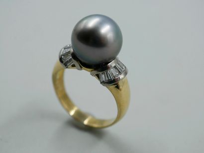 null 18k yellow gold ring with a large gray pearl and baguette diamonds. 

TDD :...