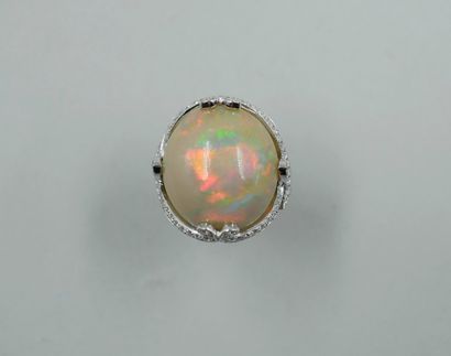 null 18k white gold ring set with an Australian opal cabochon of 17cts in a finely...
