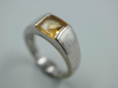 null Bague or blanc 18k ornée d'une citrine quadrangulaire en cabochon. 

PB : 7,20gr....