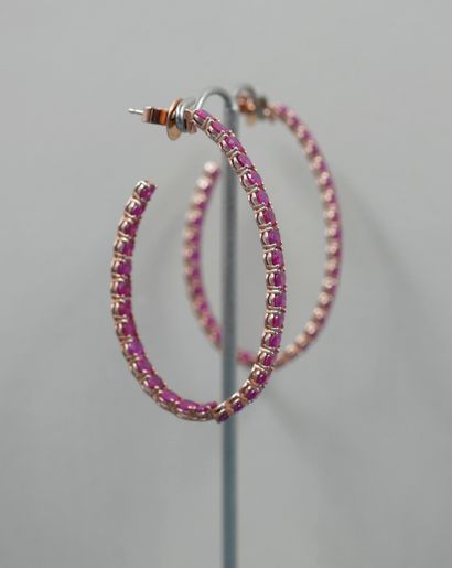 null Pair of 18k yellow gold hoop earrings entirely set with oval rubies for 10cts...