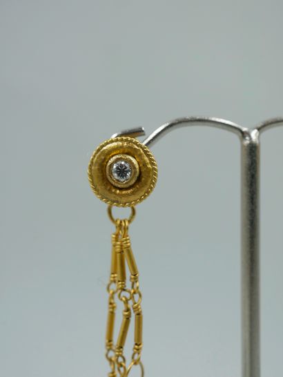 null Pair of antique earrings in 18K yellow gold centered with a diamond and holding...