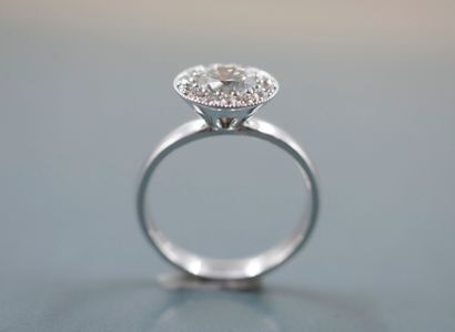 null Ring in 18k white gold surmounted by a diamond of 1ct approximately underlined...