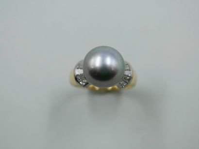 null 18k yellow gold ring with a large gray pearl and baguette diamonds. 

TDD :...
