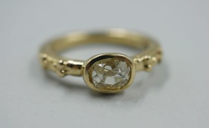 null Bague anneau dans le goût de l'antique en or jaune 18k sertie d'un diamant de...