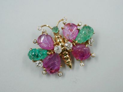 null Charming butterfly brooch, the wings in cabochons of emeralds and calibrated...