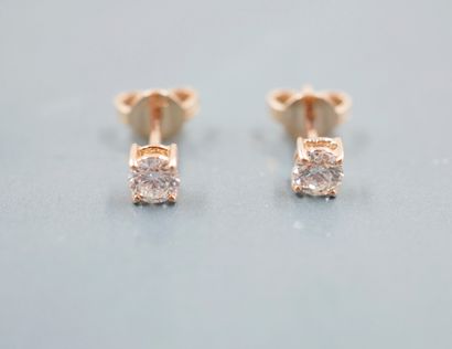 null Paire de puces d'oreilles en or jaune 18k serties chacune d'un diamant pour...