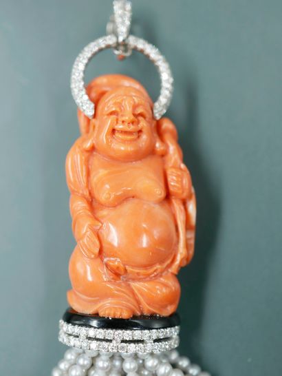 null Pendentif orné d'un buddha debout en corail sculpté auréolé d'une ligne de diamants...