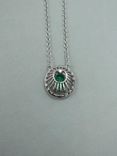 null Necklace in white gold and yellow gold 18K decorated with an oval emerald of...