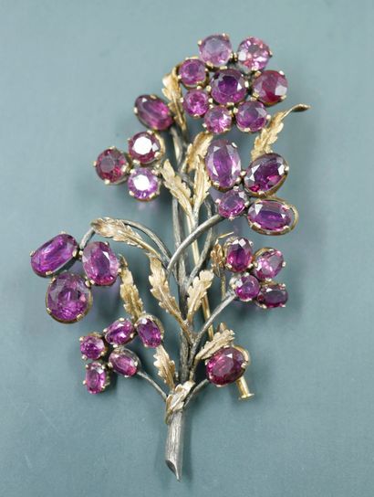 null Brooch of flower in yellow gold 18k and silver set with tourmalines and decorated...