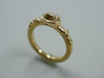 null Ring in the taste of the antique in yellow gold 18k set with a diamond of old...