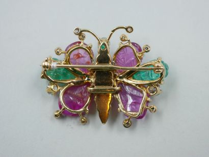 null Charming butterfly brooch, the wings in cabochons of emeralds and calibrated...