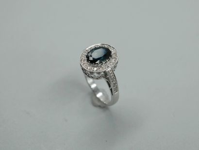 null 18k white gold ring set with a 2.50cts oval sapphire surrounded by a line of...