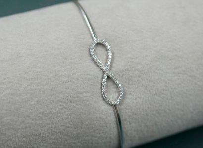 null 18k white gold bracelet decorated with an openwork infinity sign paved with...
