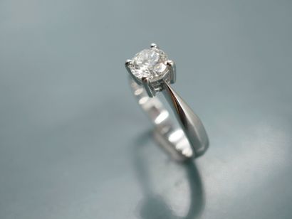 null Solitaire in 18k white gold topped by a brilliant-cut diamond of about 1ct....