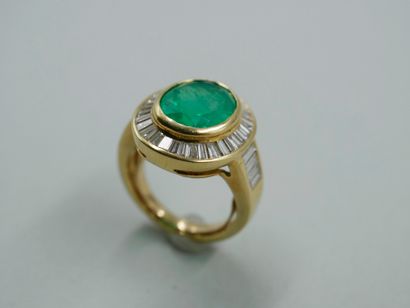 null Oval ring in 18k yellow gold with an emerald of 3.50cts approx. surrounded by...