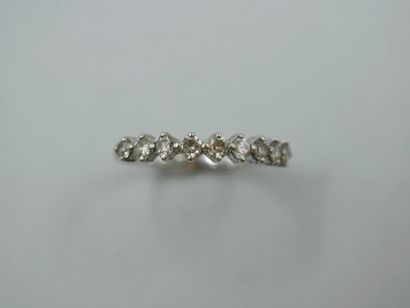 null Wedding ring in 18k white gold with a line of diamonds. 

PB : 2,00gr. TDD :...