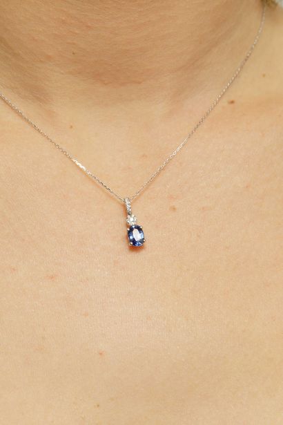 null Pendant in 18k white gold decorated with an oval sapphire of 1ct approximately...