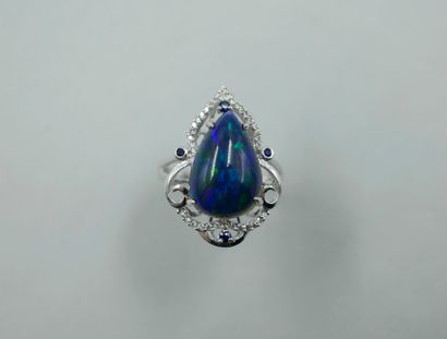 null 18k white gold ring surmounted by a pear-shaped night opal in cabochon of 4cts...