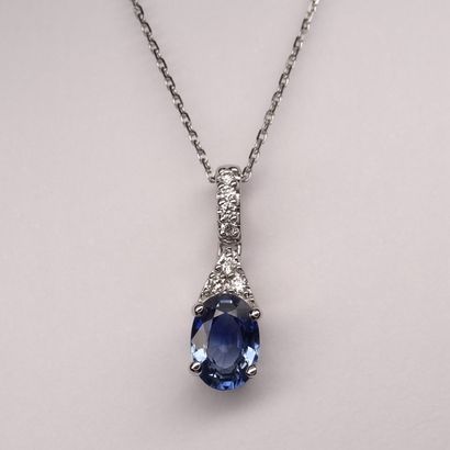 null Pendant in 18k white gold surmounted by an oval sapphire of 1ct approximately...