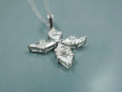 null Pendentif croix en or blanc 18k serti de diamants de forme triangulaire et taille...