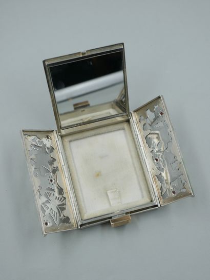 null HELLUIN-MATTLINGER (20th century). 

Silver and yellow gold powder case, the...