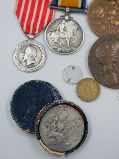 null Lot de médailles dont : 

- Médaille Georges V 1914-1918 en argent complète...