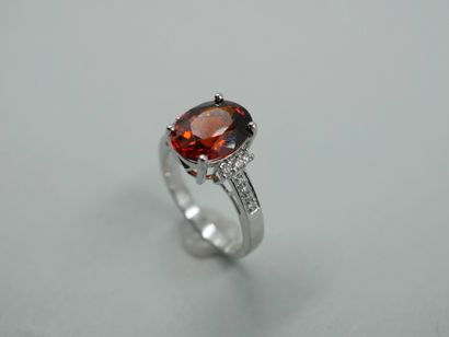null Ring in 18k white gold surmounted by a Spessartite Garnet of about 5cts, set...