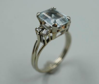 null White gold ring surmounted by an aquamarine and two diamonds. 

PB : 4,20gr....