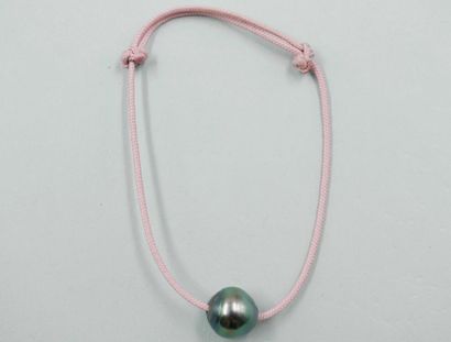null Grey Tahitian pearl mounted in a bracelet.

Diameter : 10 cm.