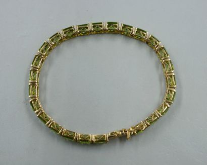 null Bracelet ligne souple en or jaune 18k entièrement serti de péridots quadrangulaires....
